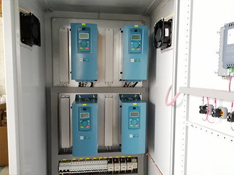 蘇州plc變頻控制柜內(nèi)4臺變頻器