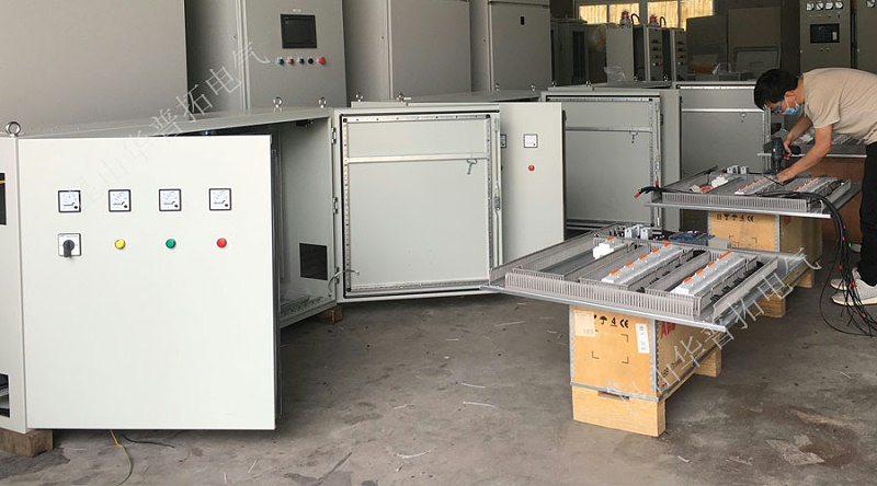 員工正在裝配電控板