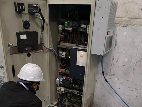 華普拓工程師電氣柜改造中