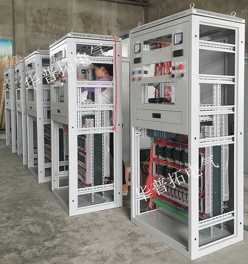 正在生產(chǎn)中的控制柜