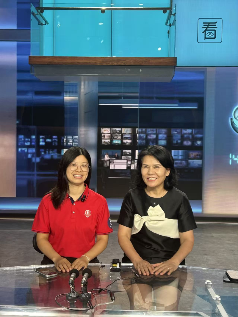 華普拓燕姐受邀參觀蘇州廣電總局，圖為在演播廳感受直播現場