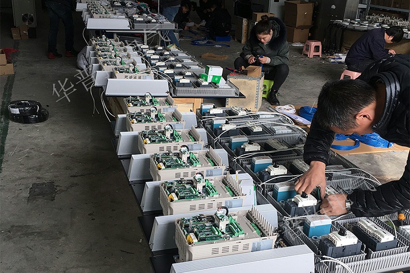 華普拓員工加班加點(diǎn)趕進(jìn)度中