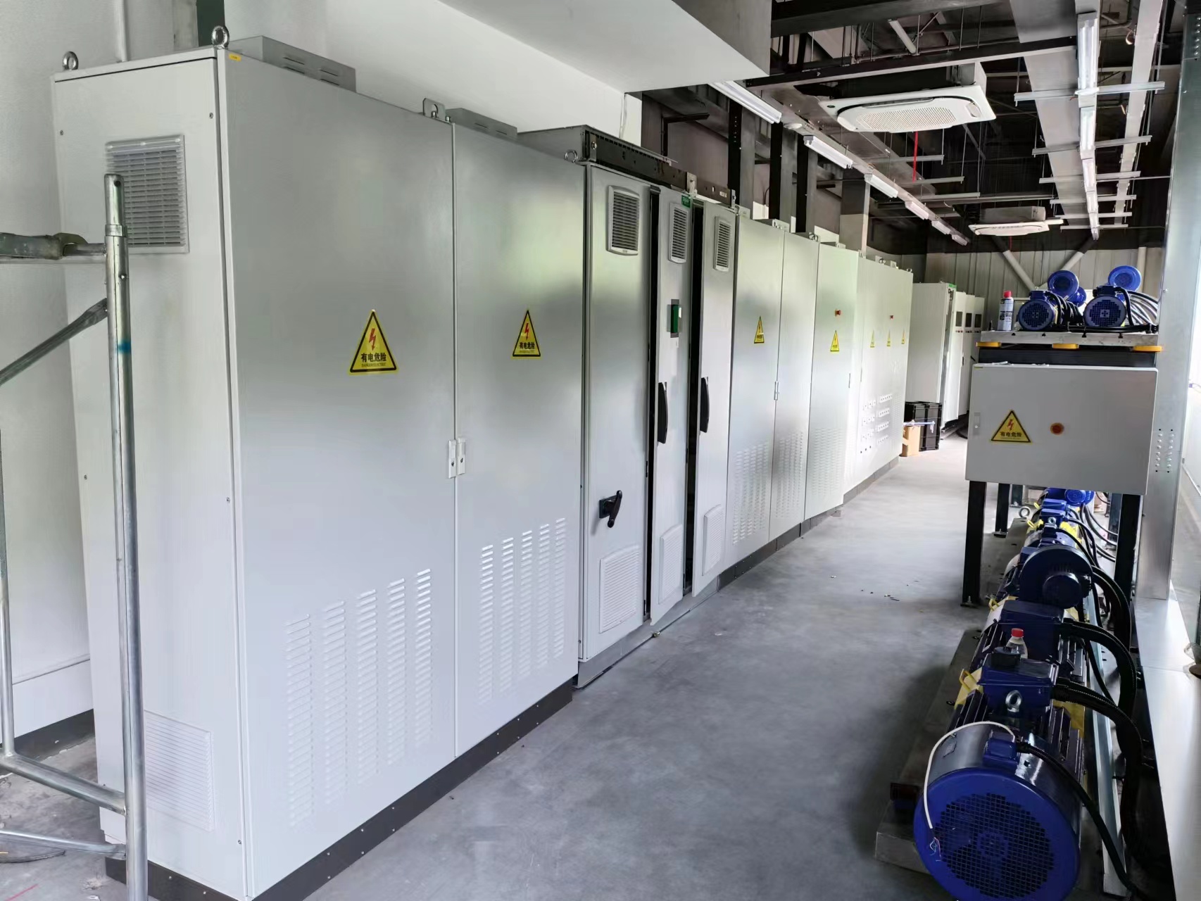 施耐德（無(wú)錫）變頻器工廠新產(chǎn)線電柜 調(diào)試完畢